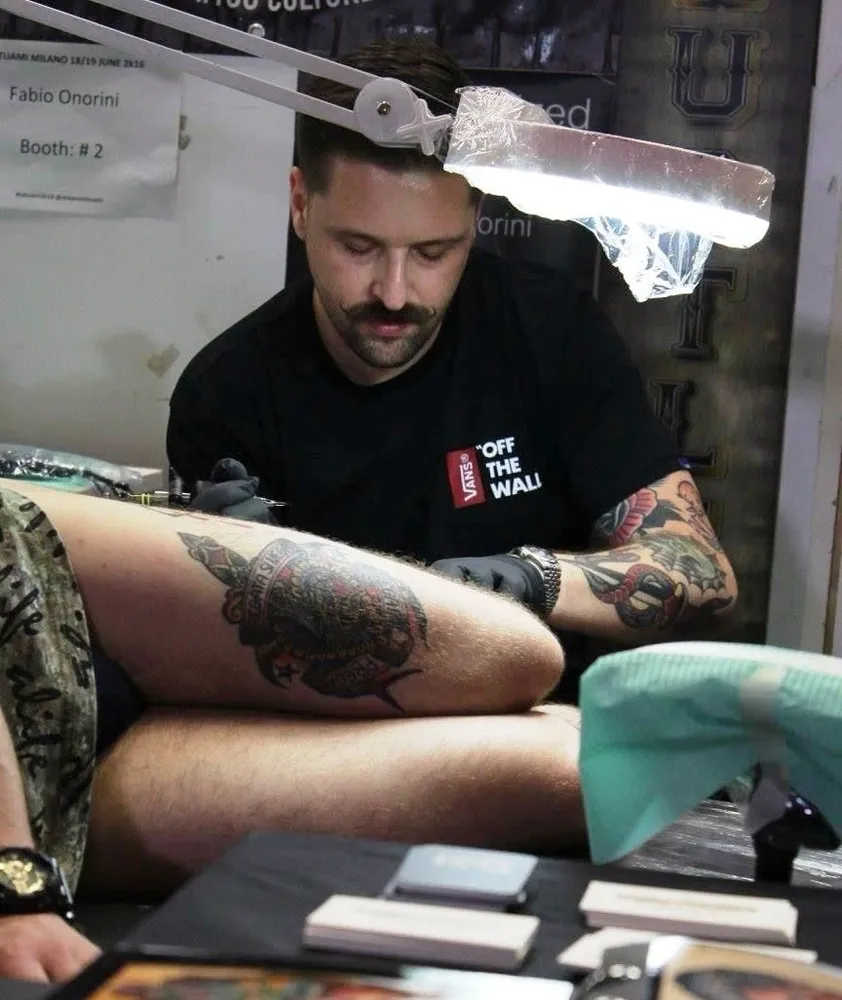 Fabio Onorini mentre tatua a una convention